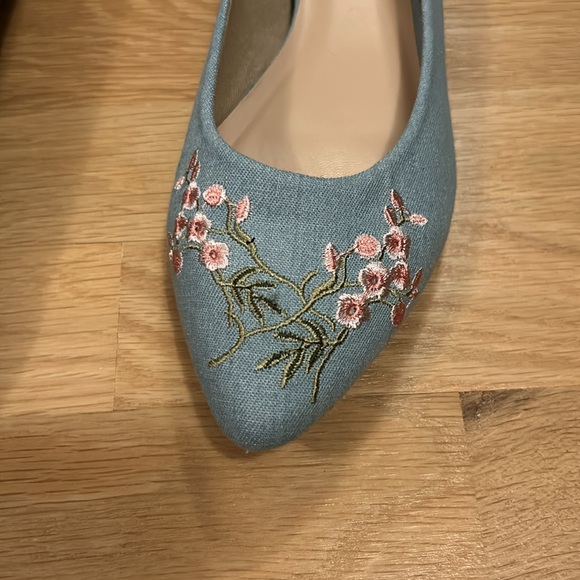 NWT brand new in box denim embroidered flats with flower details - Picture 4 of 6